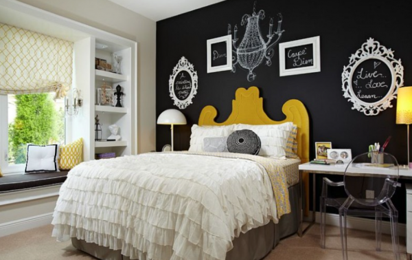 Dinding dengan papan tulis atau papan kunci yang fungsional